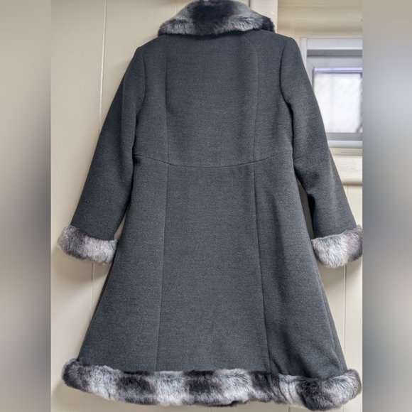 Elegant Gray Double-Breasted Coat with Faux Fur Trim For Child - Picture 9 of 13